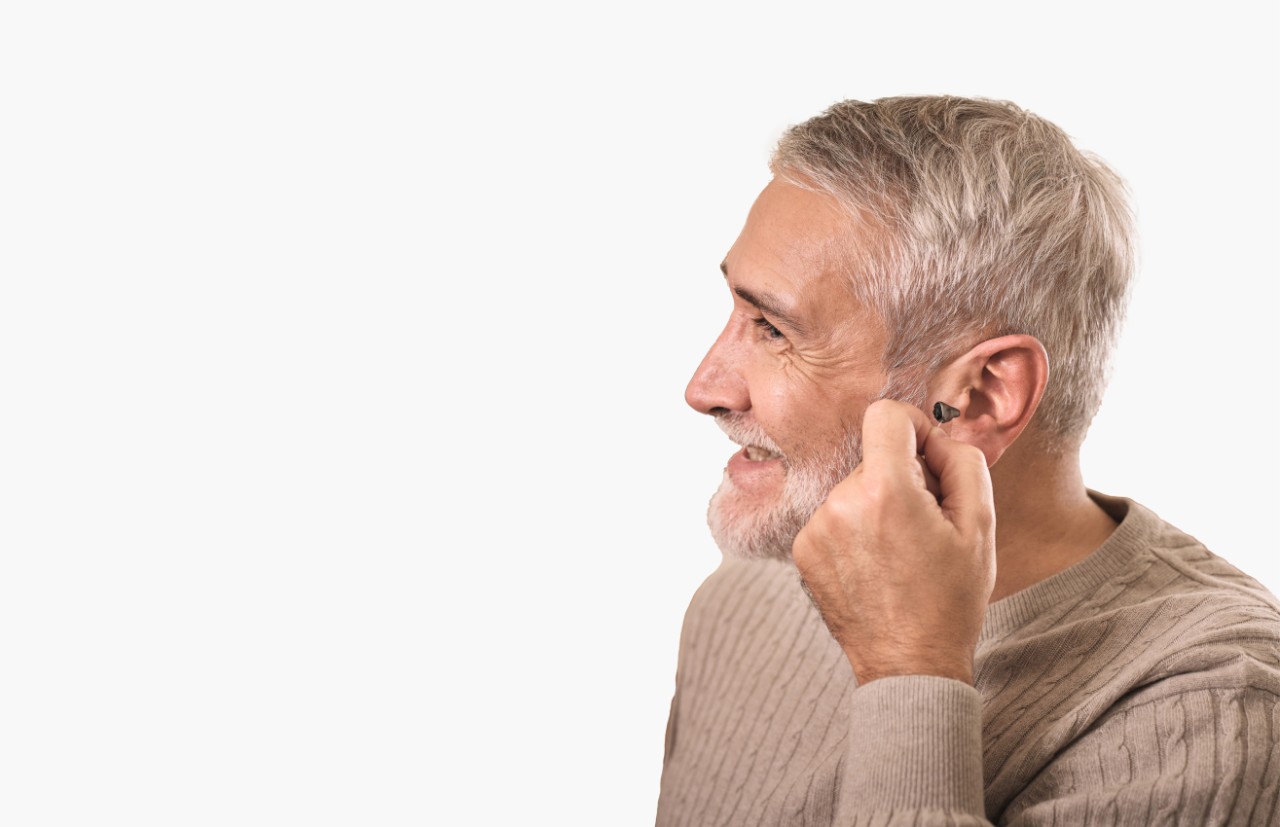 Homme de profil portant un appareil auditif