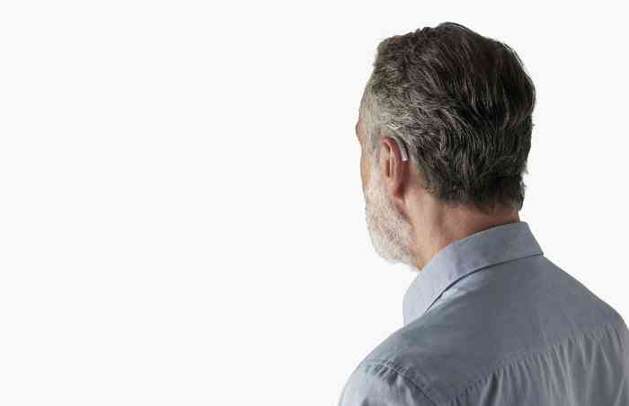 Man met hoorapparaten