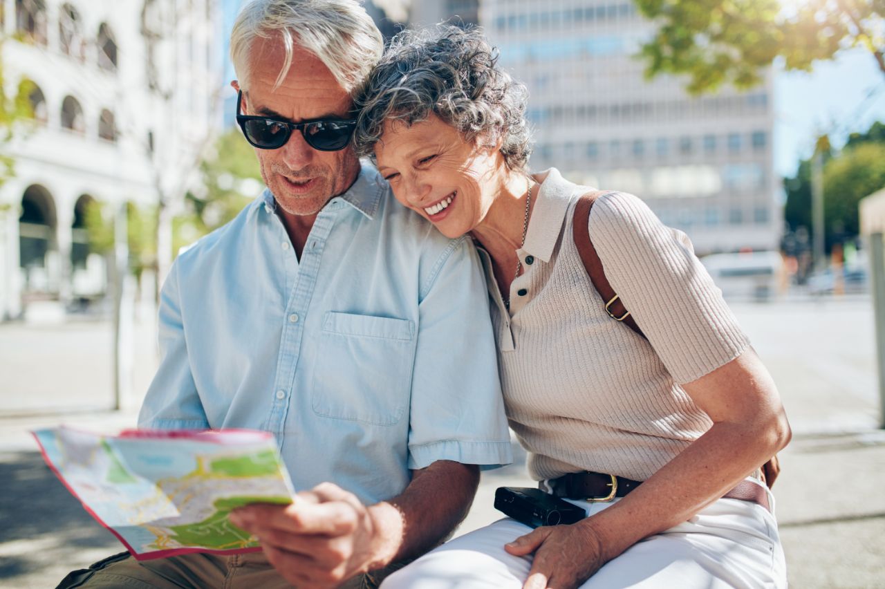 Couple de touristes avec une carte.
