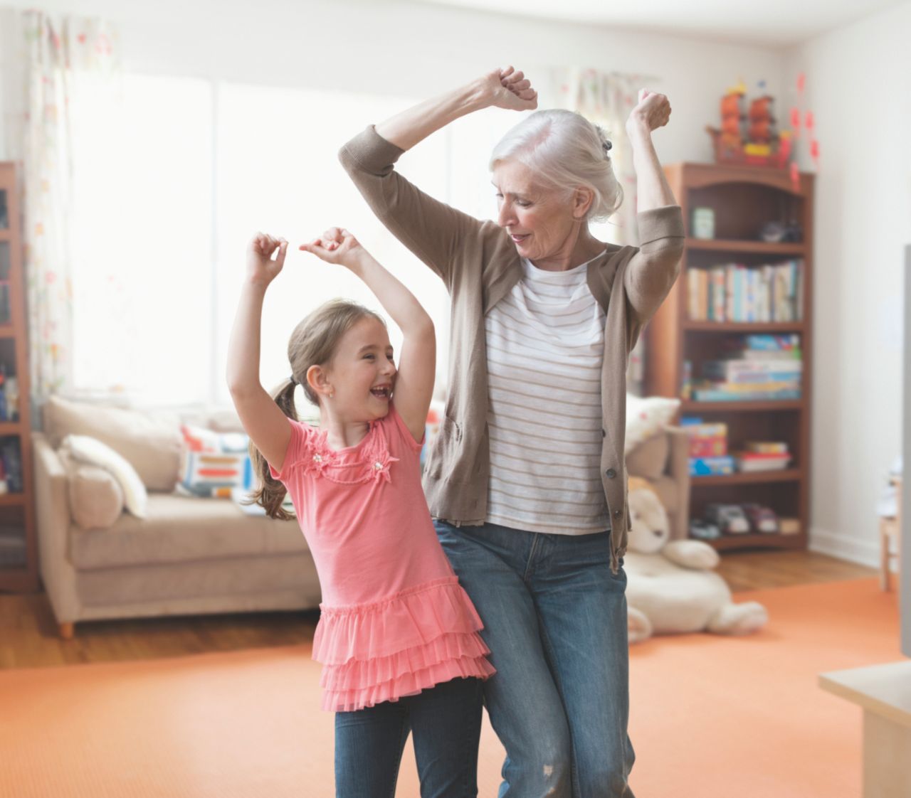 Oma und Enkelin tanzen.