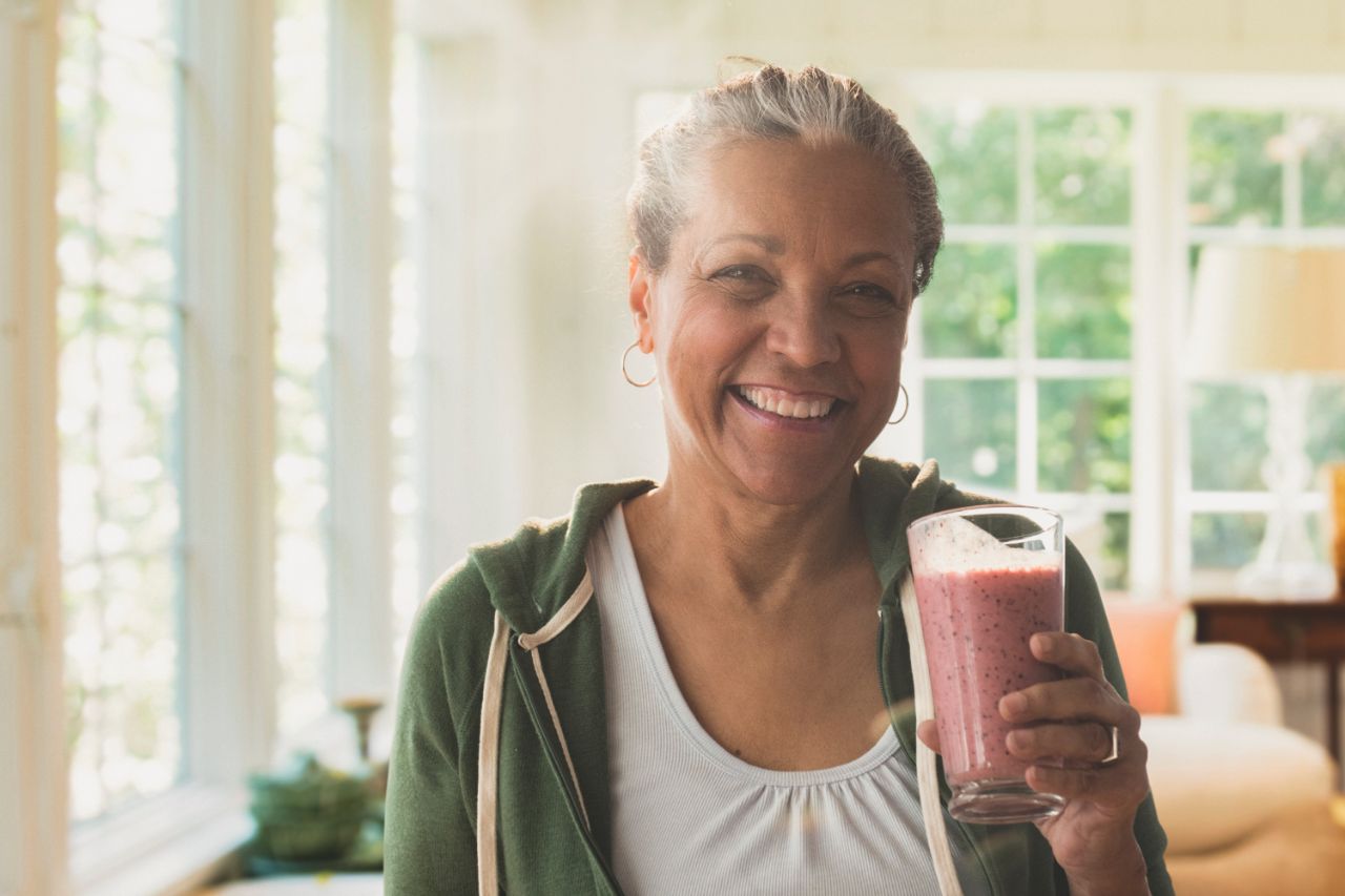 femme buvant un smoothie.