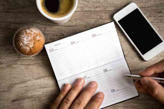 un tavolo, un agenda, un telefono, un caffè.