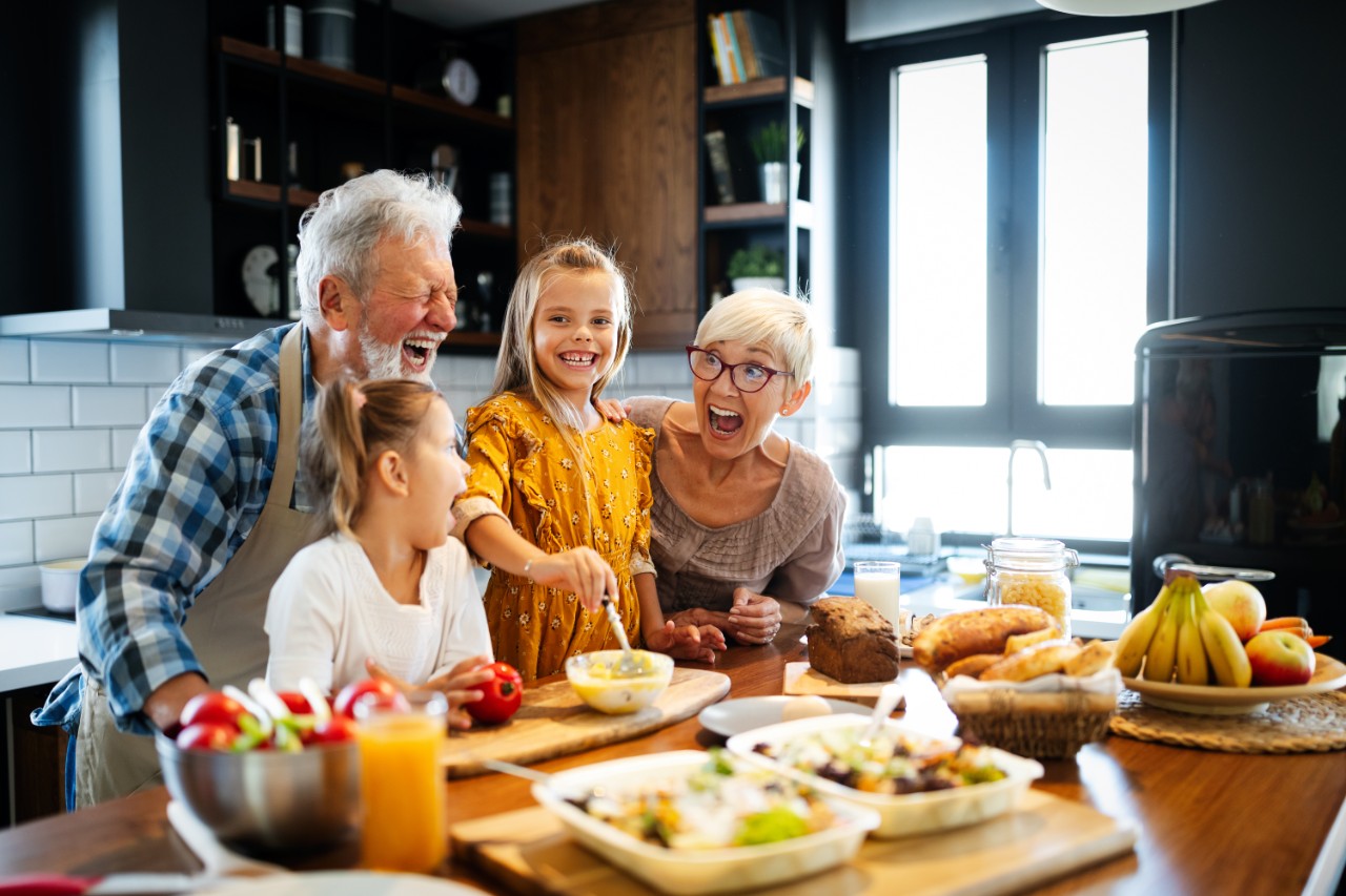 Enfants avec leurs grands-parents dans la cuisine
