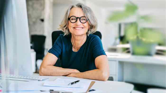 ein Mann und eine Frau lesen einen Artikel auf einem Tablet