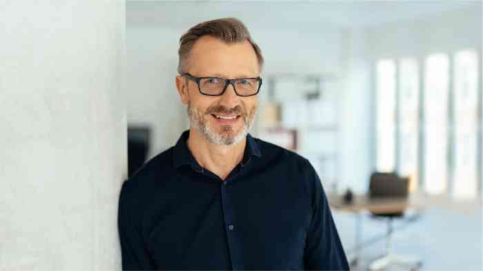 primo piano uomo che sorride.