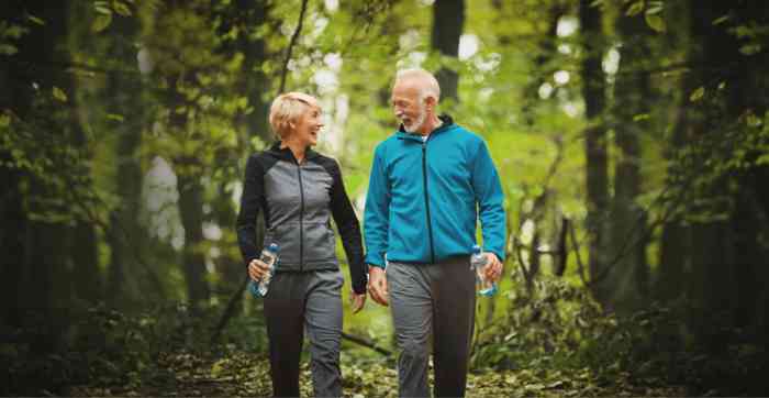 couple se promène en forêt