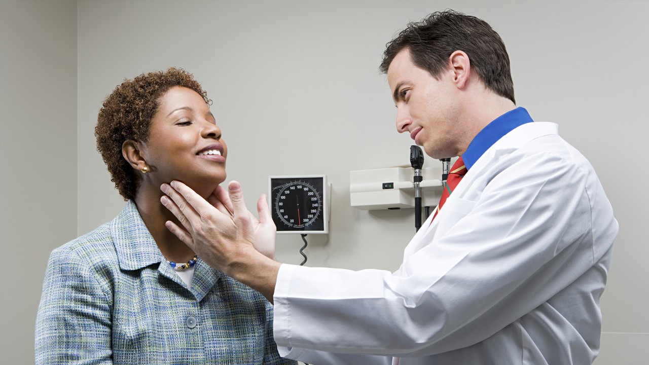 audiologiste qui examine une femme.