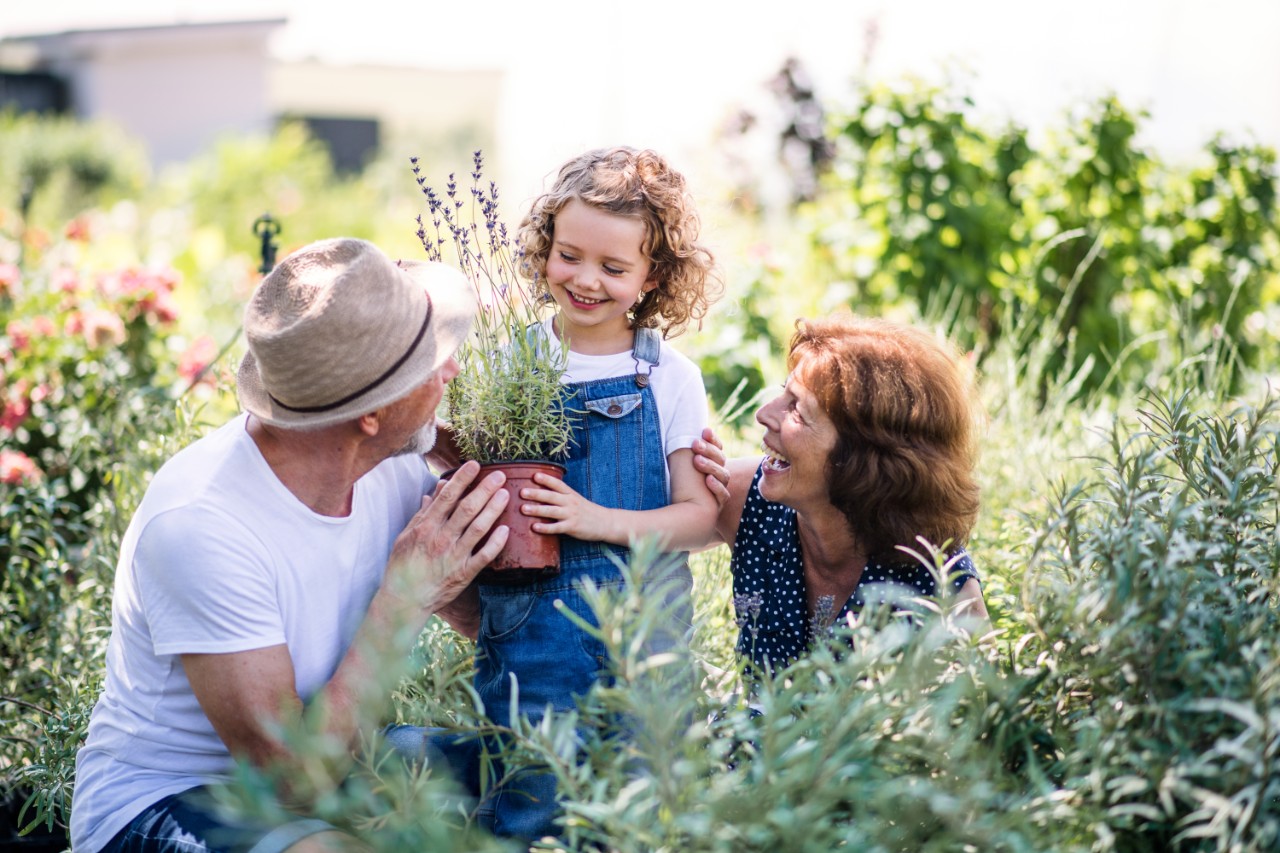 Famille dans un jardin