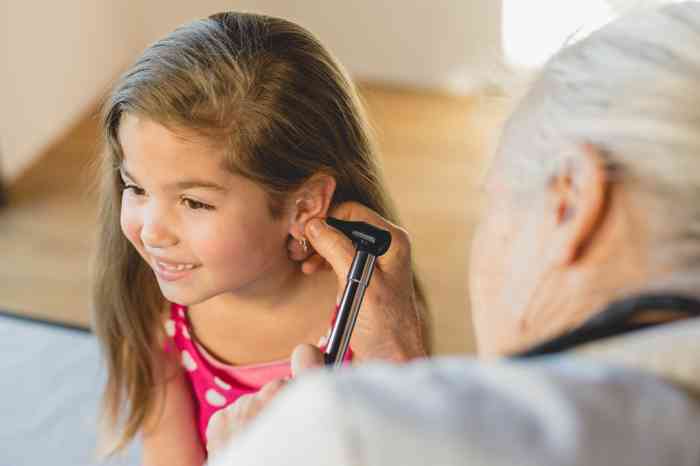 HNO Arzt untersucht das Ohr eines Kindes