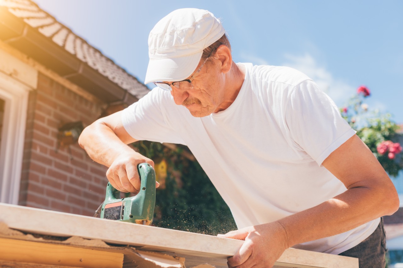 Mann arbeitet mit Holz.