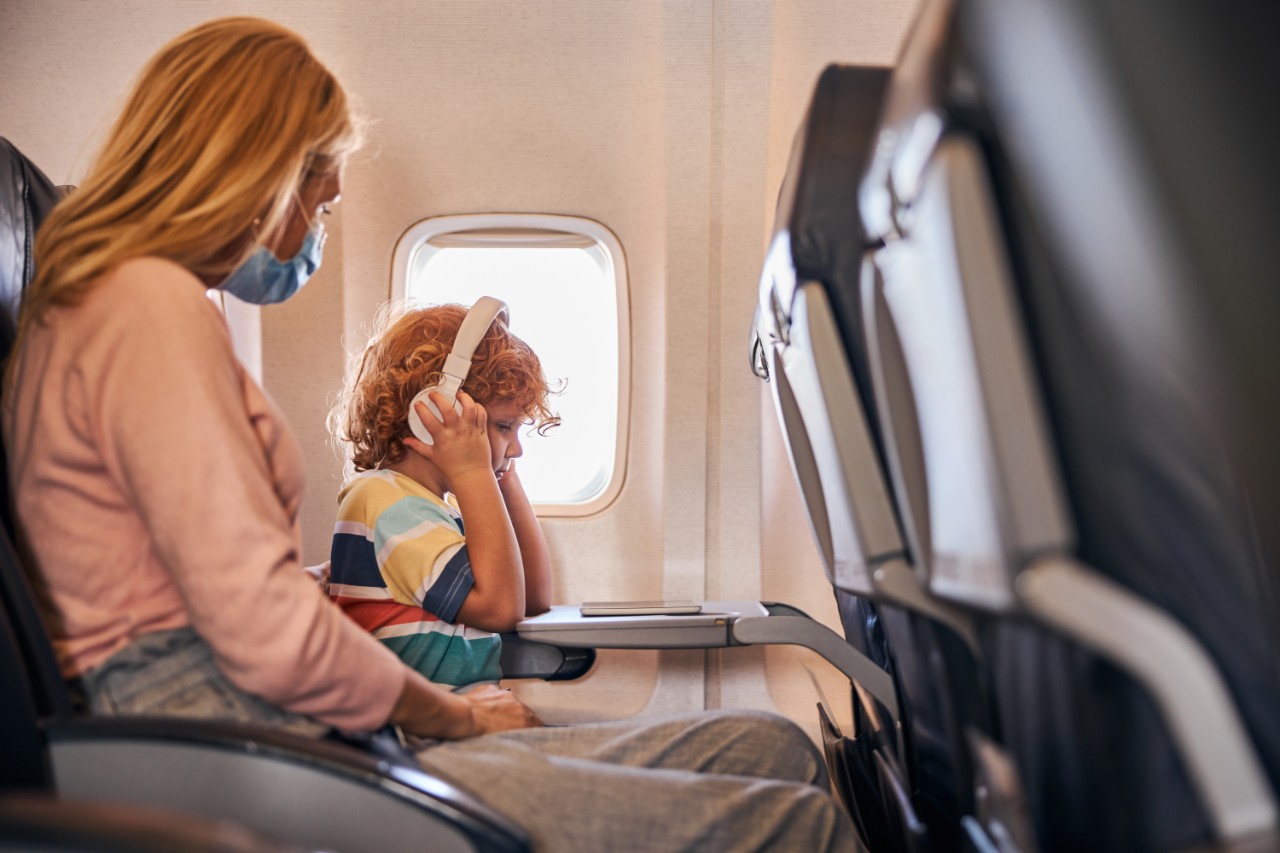 mère et fils dans un avion.