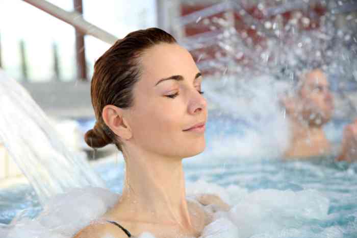Femme se relaxant dans un spa