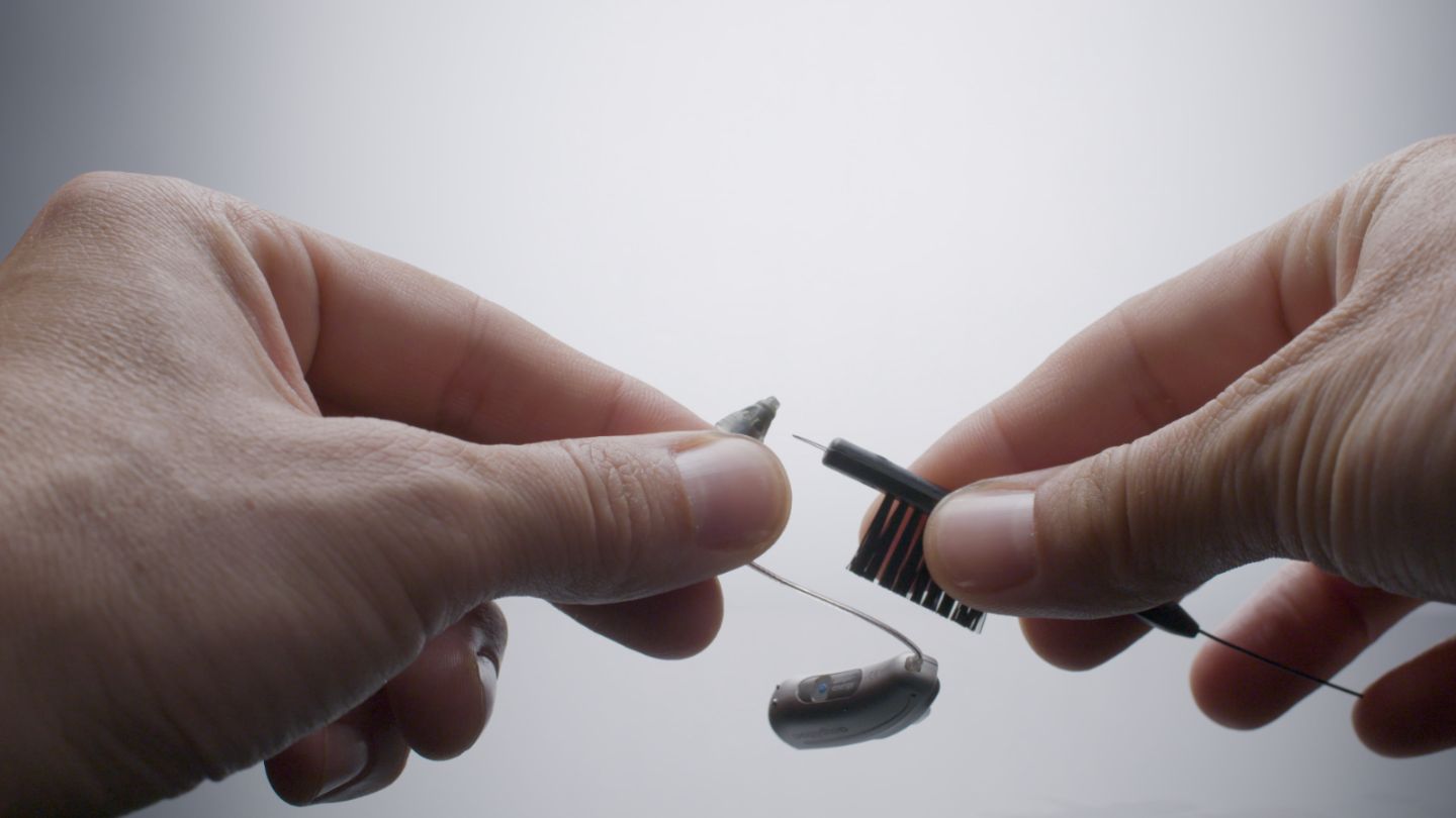 How do you turn on and off your hearing aid? Amplifon