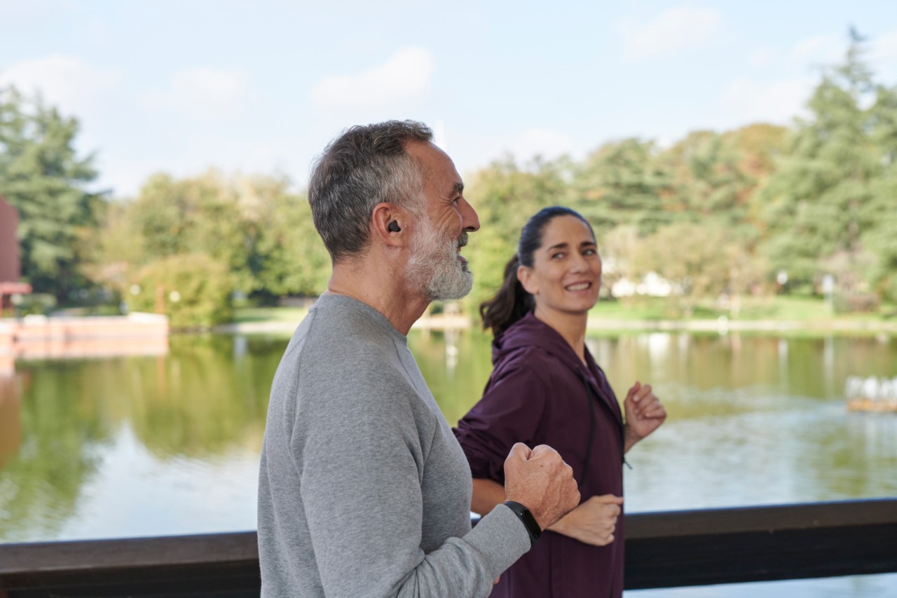 Un couple fait du jogging