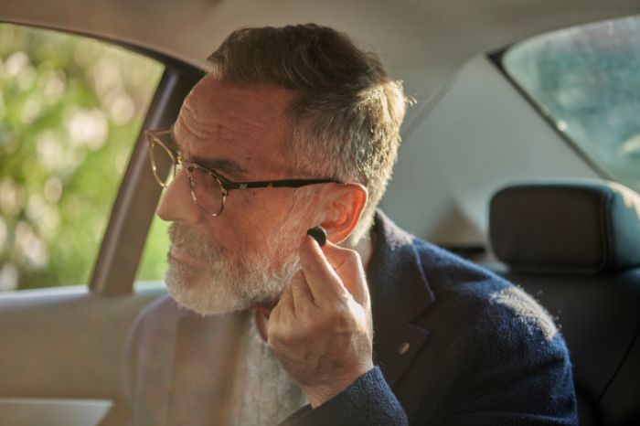 Homme intra-auriculaire