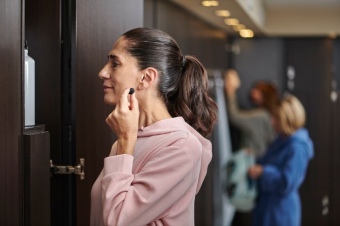 Eine Frau testet Amplifon-Hörgeräte