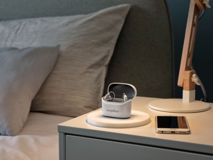 Deux appareils auditifs rechargeables dans leur chargeur Amplifon