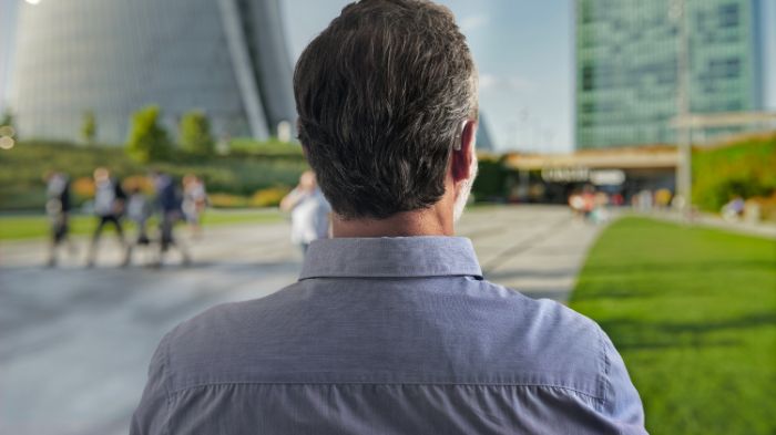 Una coppia su FaceTime, sul divano, ridono