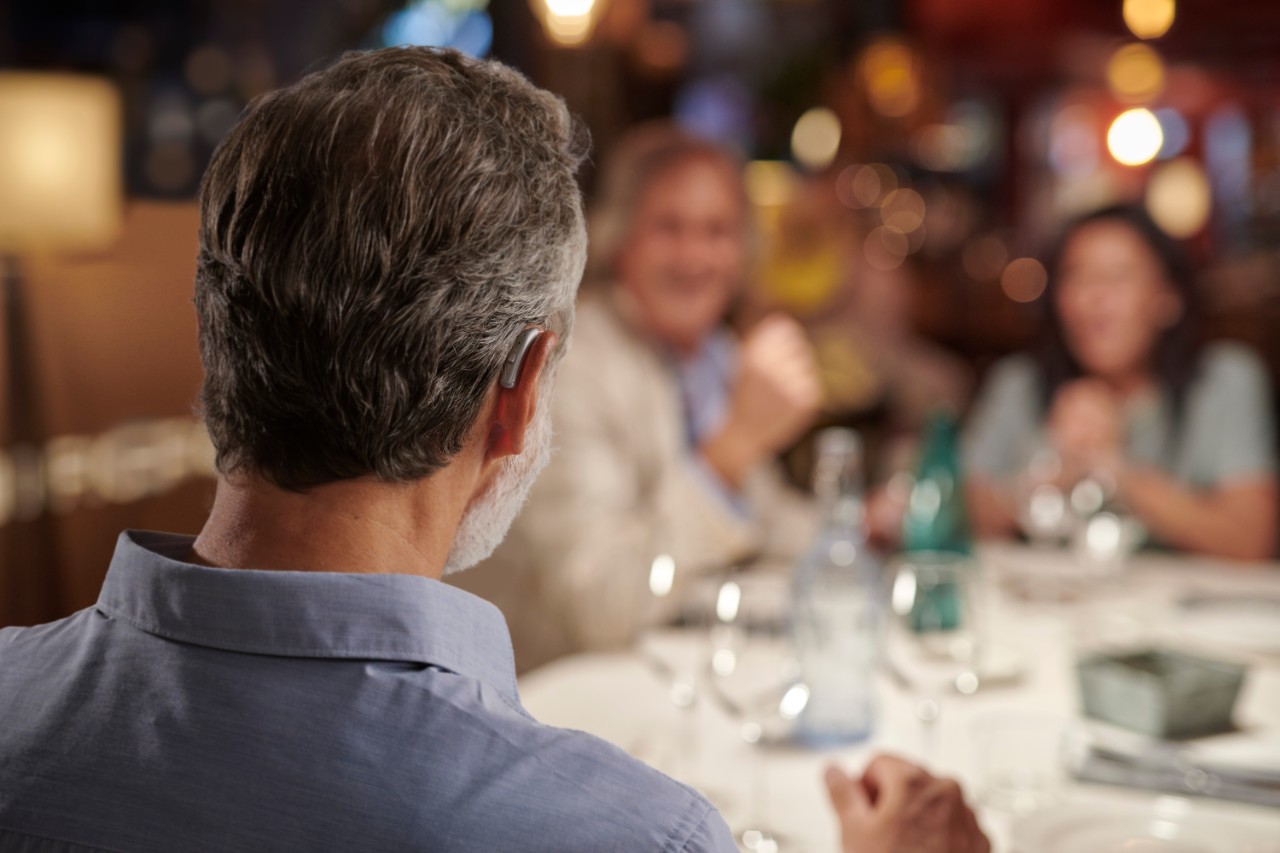 Amis ensemble au restaurant