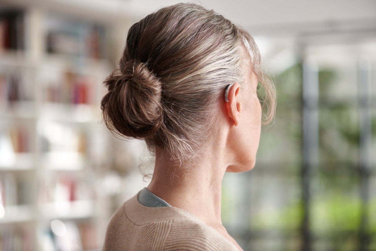 Vrouw in haar woonkamer
