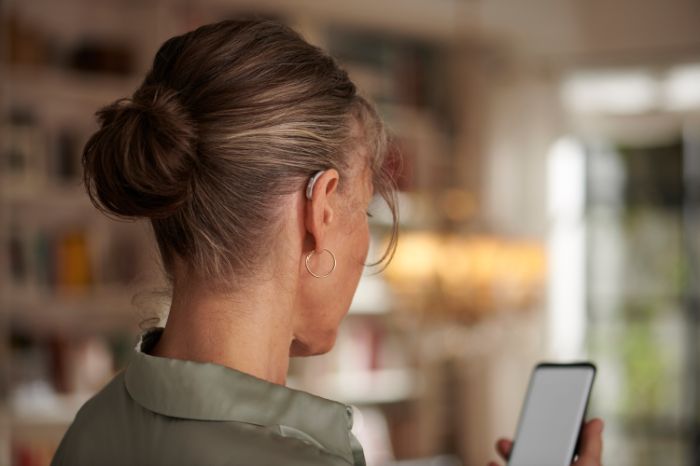 Femme de dos avec appareil auditif