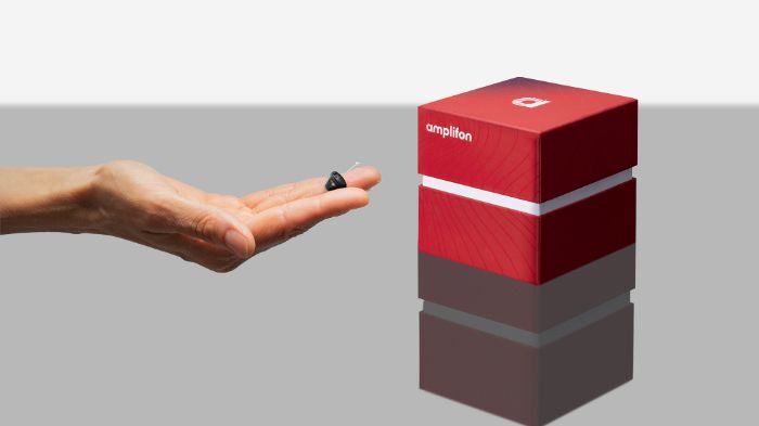 Ein handgehaltenes Amplifon-Hörgerät