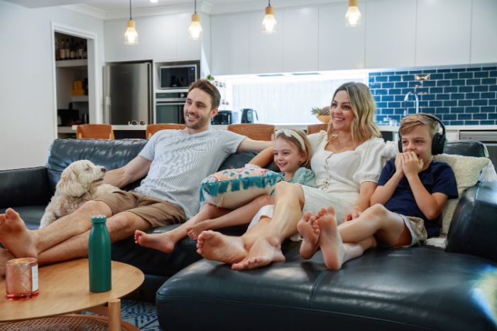 Gezin kijkt televisie