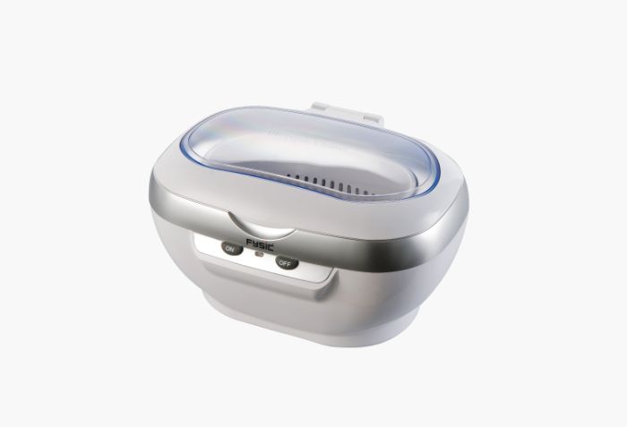 Electronic dry box for hearing aids