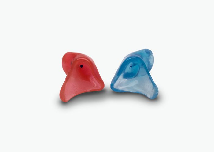 Tappi per nuotare di colore blu e rosso