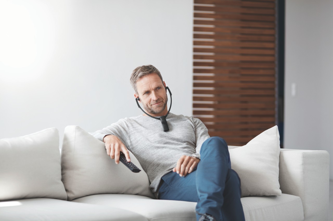 homme avec TV streamer