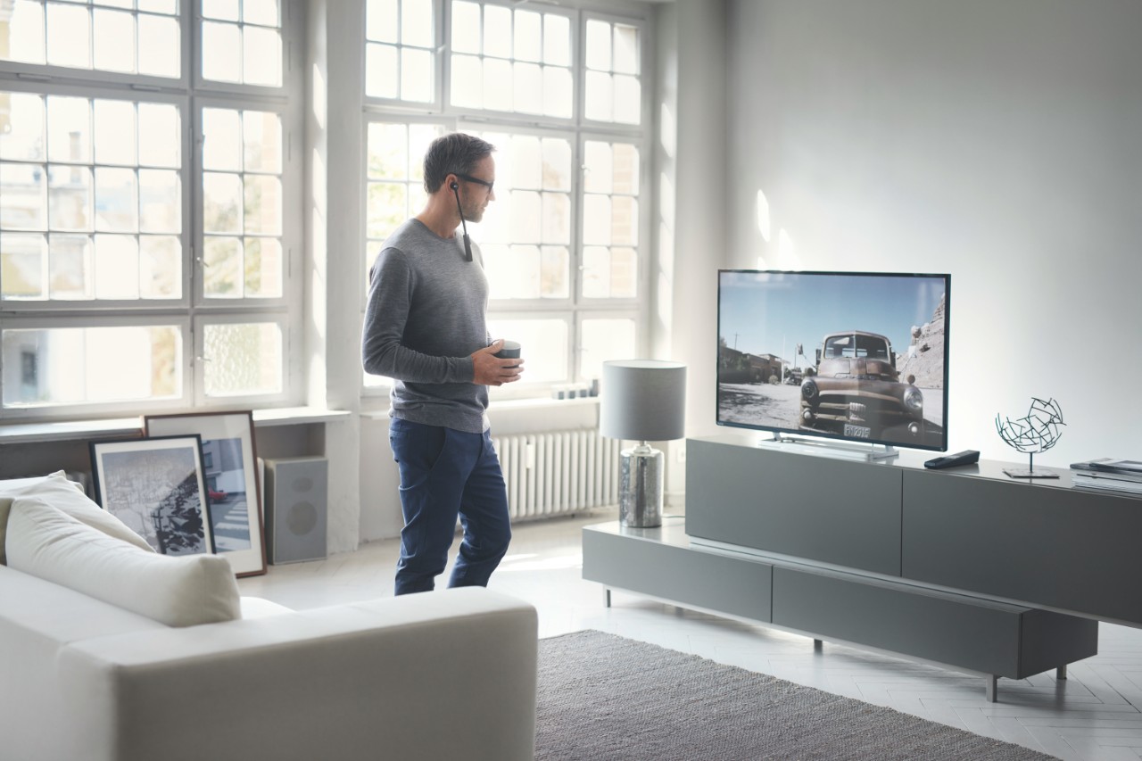 Homme regarde télévison avec TV streamer