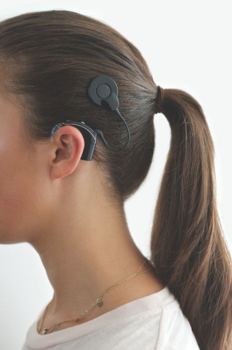 Ein Junge flüstert seiner Oma etwas ins Ohr