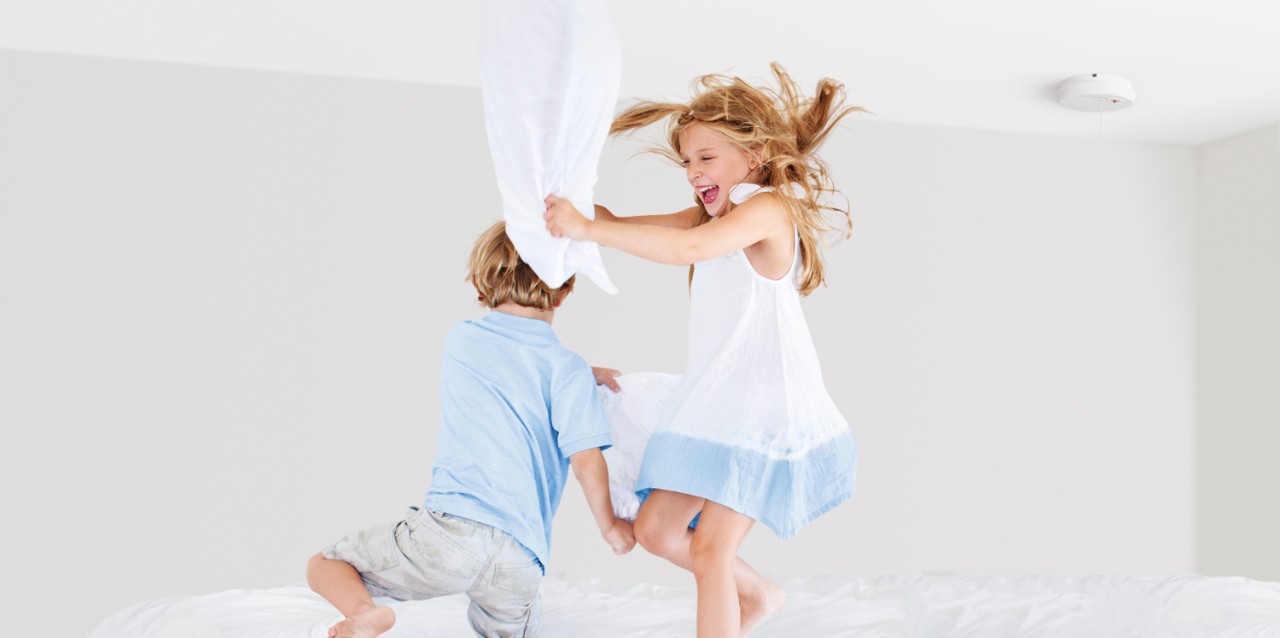 Des enfants qui jouent sur le lit