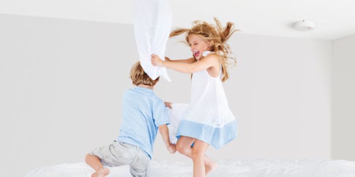 Des enfants qui jouent sur le lit