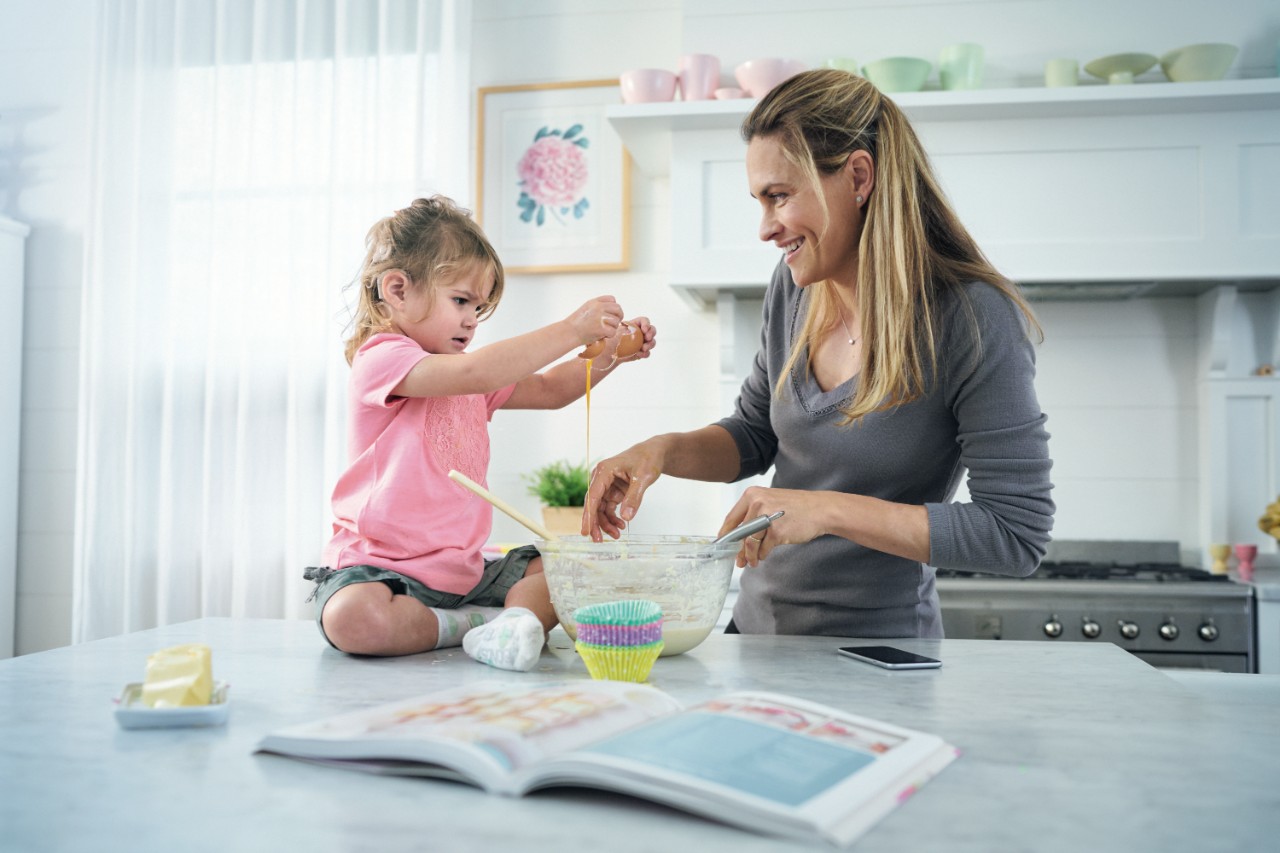 Mère et sa fille jouent ensemble