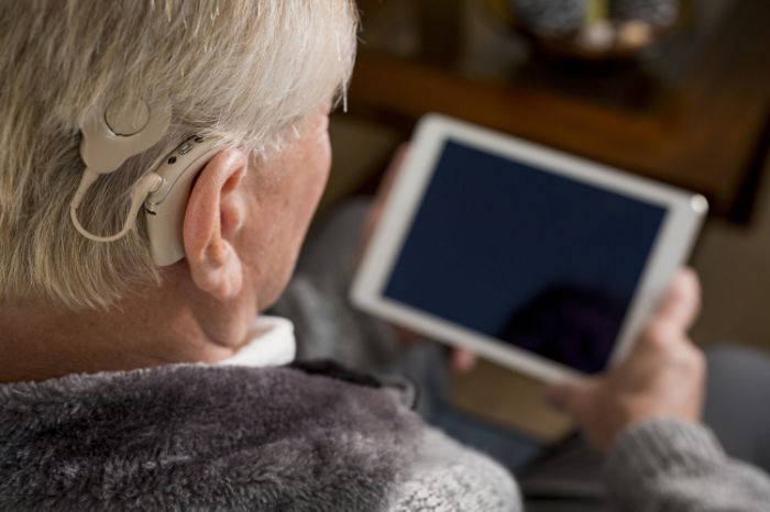 Senior utilise une tablette à domicile