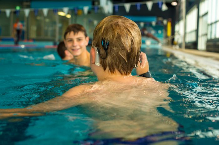 Ein kleines Mädchen wird von Amplifon auf sein Gehör untersucht