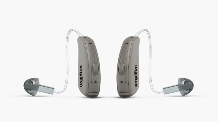 Ein Pädakustiker untersucht ein Kind