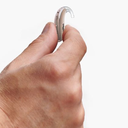 main avec aide auditive widex evoke fusion 2