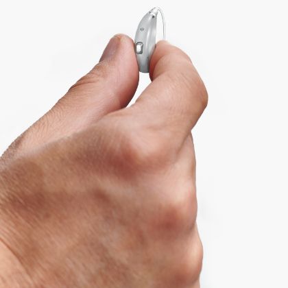 main avec aide auditive ampli-energy B 5