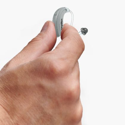 main avec aide auditive ampli-easy B 2