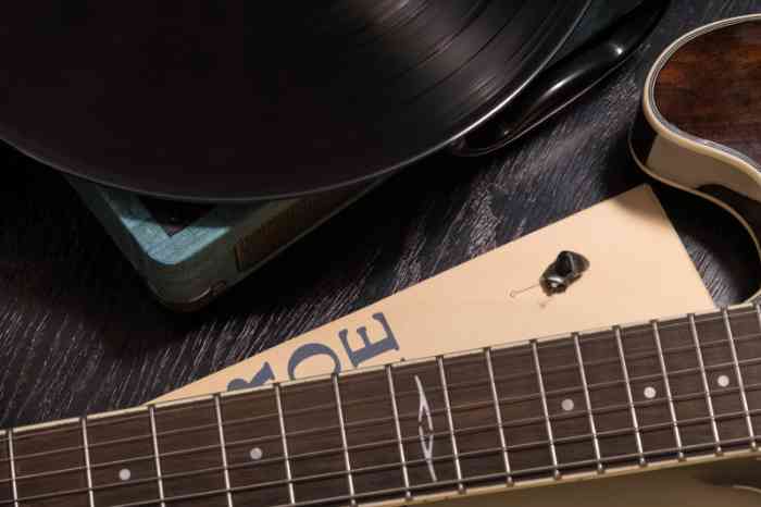 Guitar and vinyl: enjoy the music thanks to Amplifon hearing aids