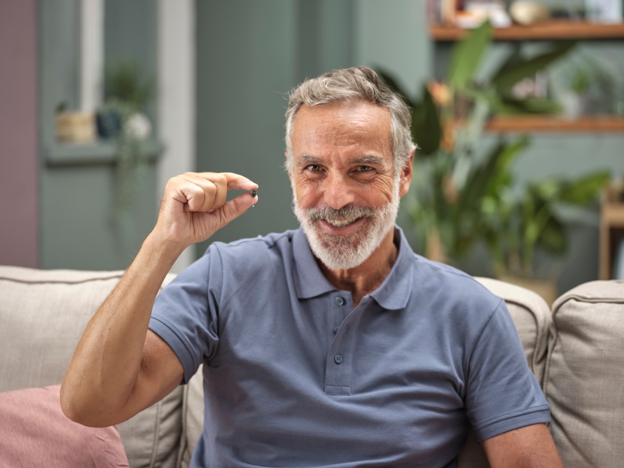Uomo di mezza età parla al cellulare