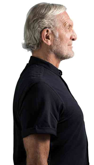 Man met BTE hoorapparaat