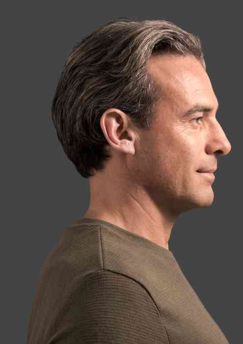 Profil d'un homme portant un appareil Amplifon BTE.