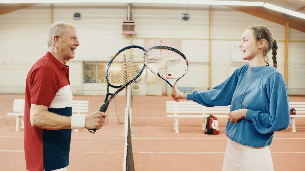Homme et petite-fille - match de tennis