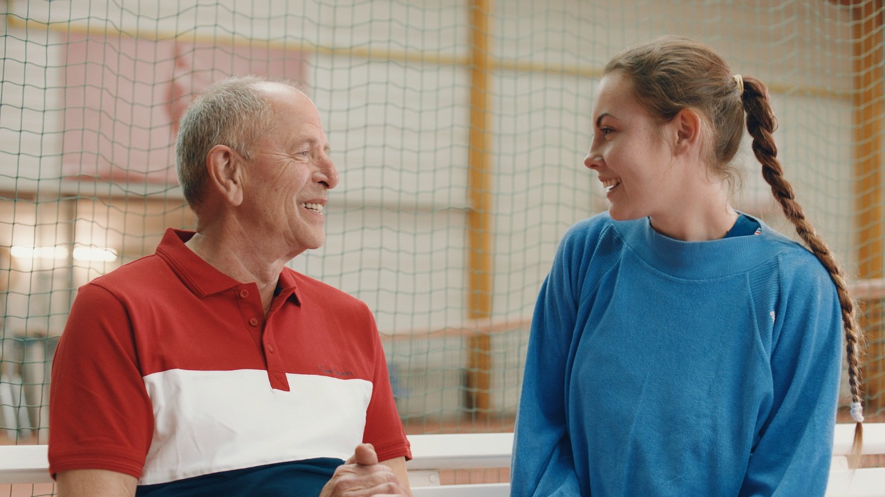 Homme et petite-fille jouent au tennis