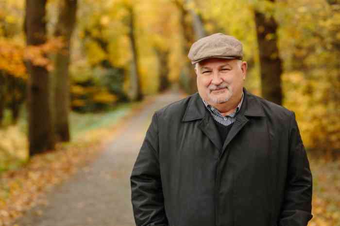 Homme se promène dans les bois