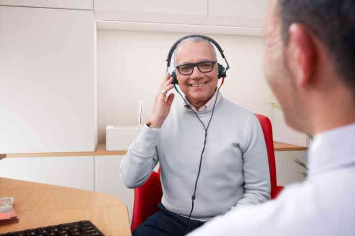 Client effectuant un test auditif dans l'un des magasins Amplifon avec un audiologiste 