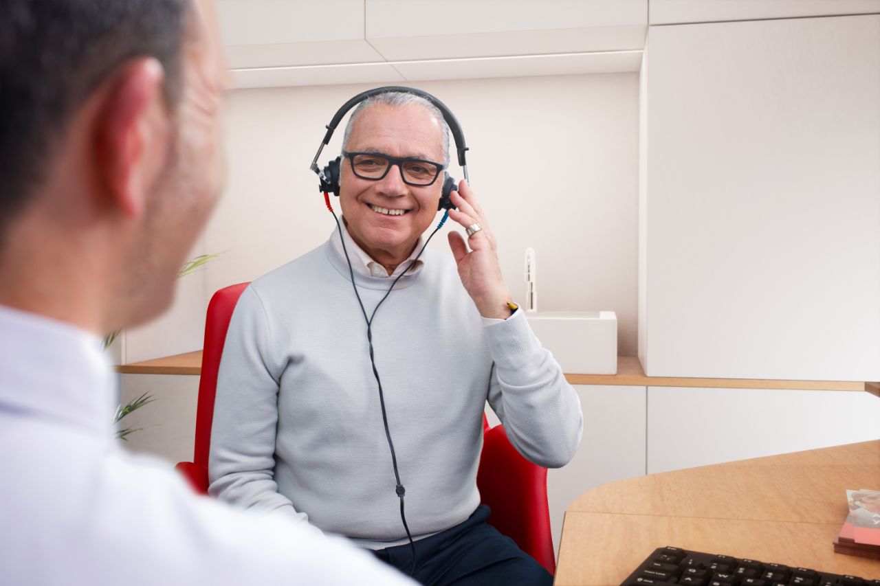 Ein Mann führt das Audiogramm bei Amplifon durch
